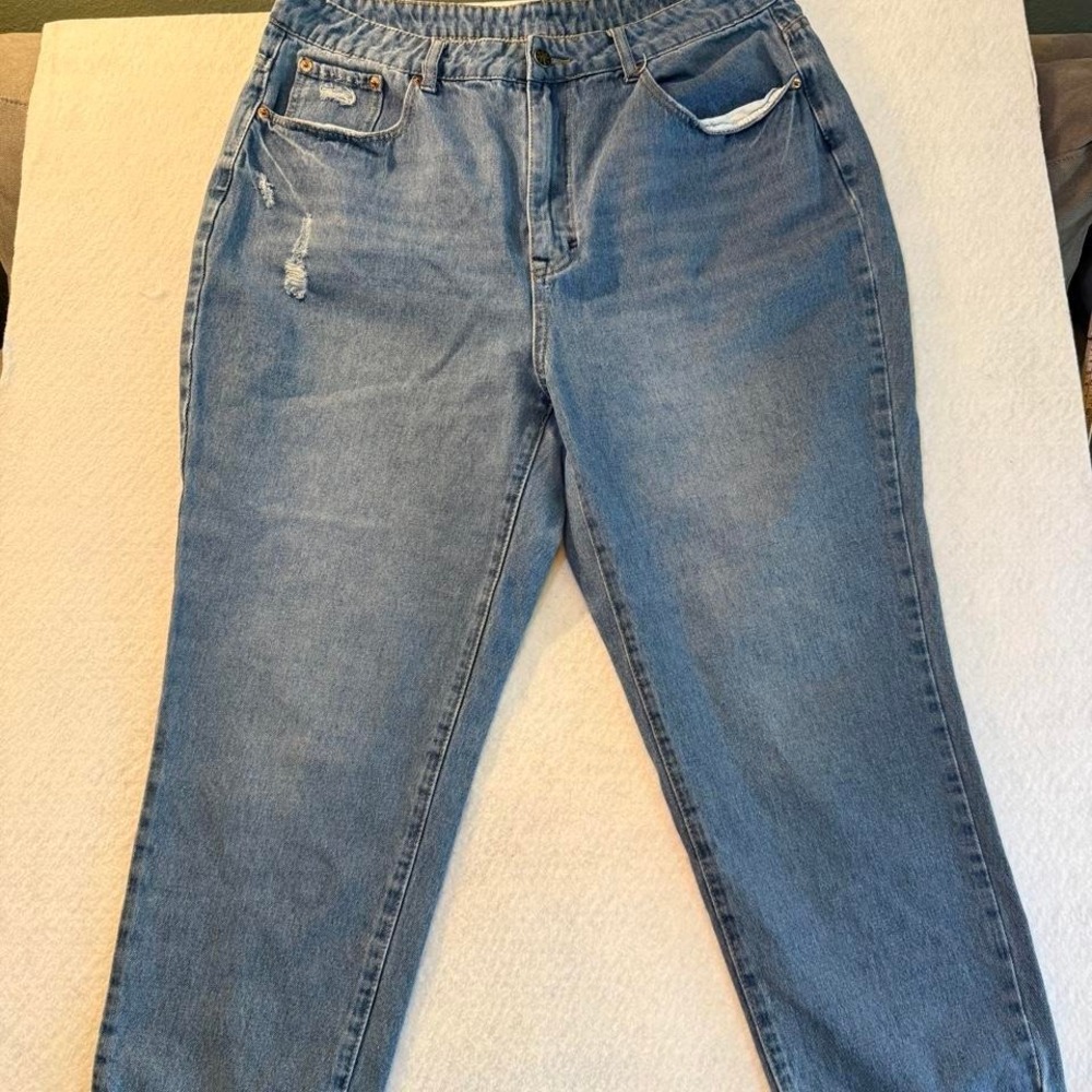SHEIN curve 1XL. Light wash blue straight leg jeans with distressed details